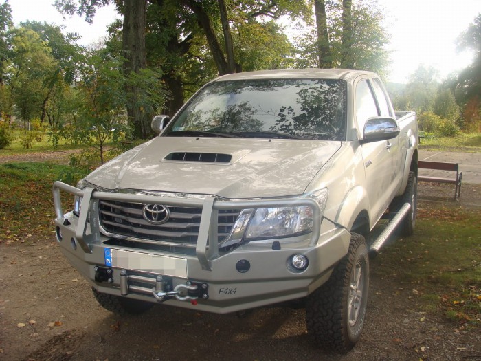 toyota_hilux_11-15_zderzak_przod_z_bullbarem_fabryka_4x4.JPG