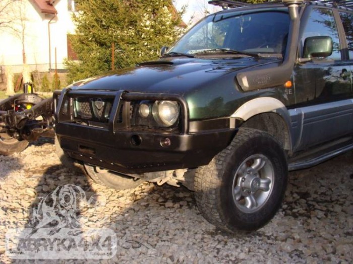 nissan_terrano_II_96-00_zderzak_przod_z_bullbarem_fabryka_4x4_(7).JPG