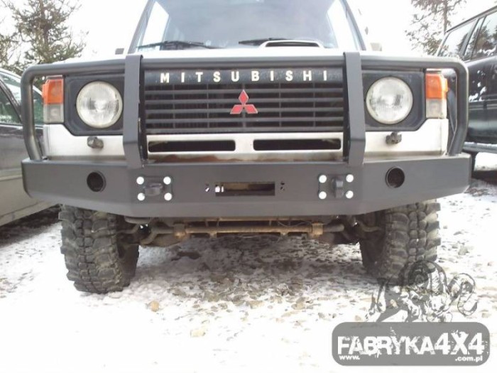 mitsubishi_pajero_I_zderzak_przod_z_bullbarem_fabryka_4x4.JPG